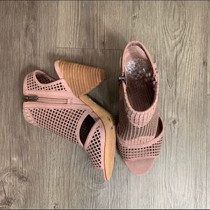 Vince Camuto Sandal Heel Size 7 NWOT